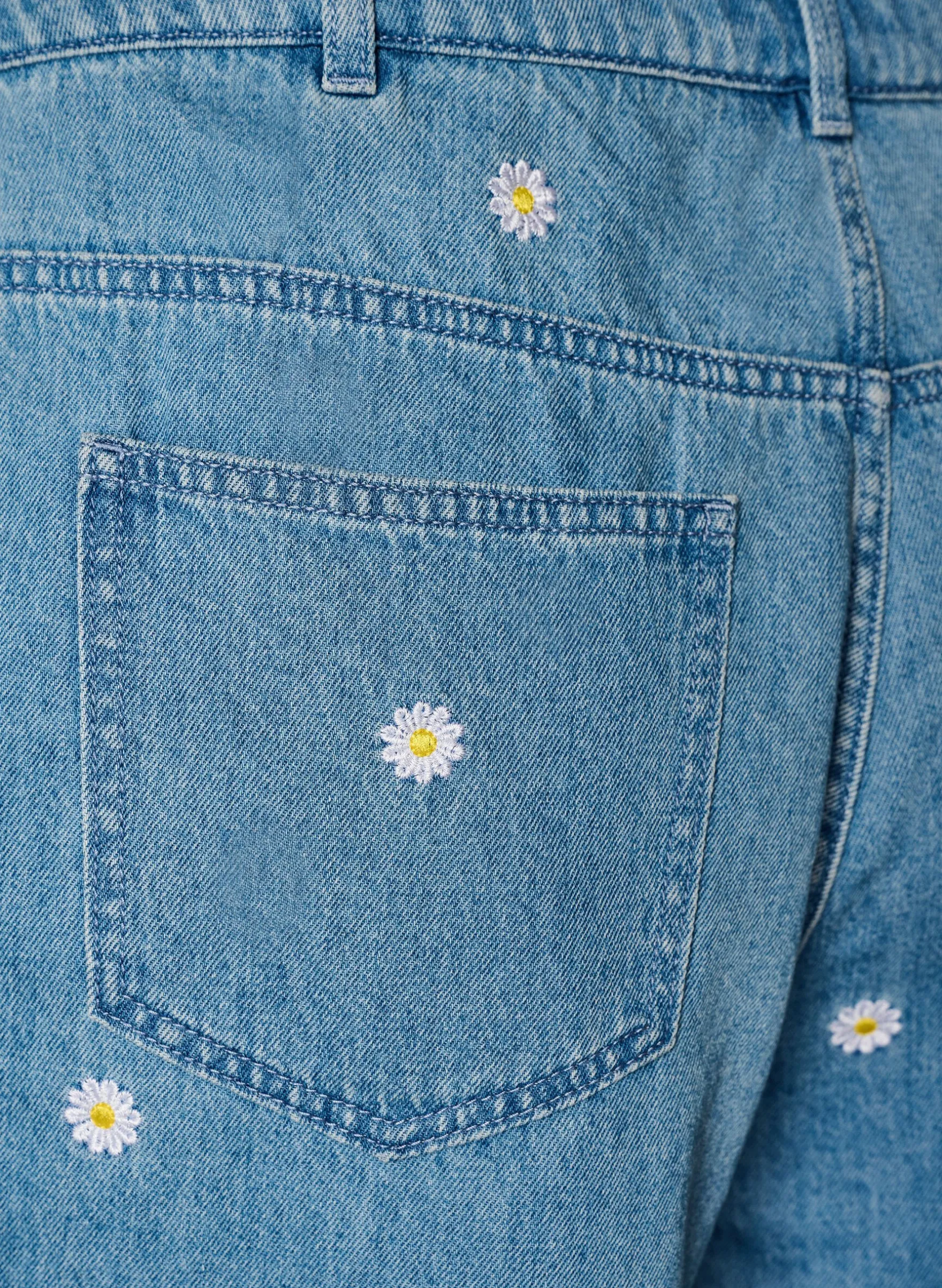 Hoch taillierte Jeansshorts mit geblümter Stickerei