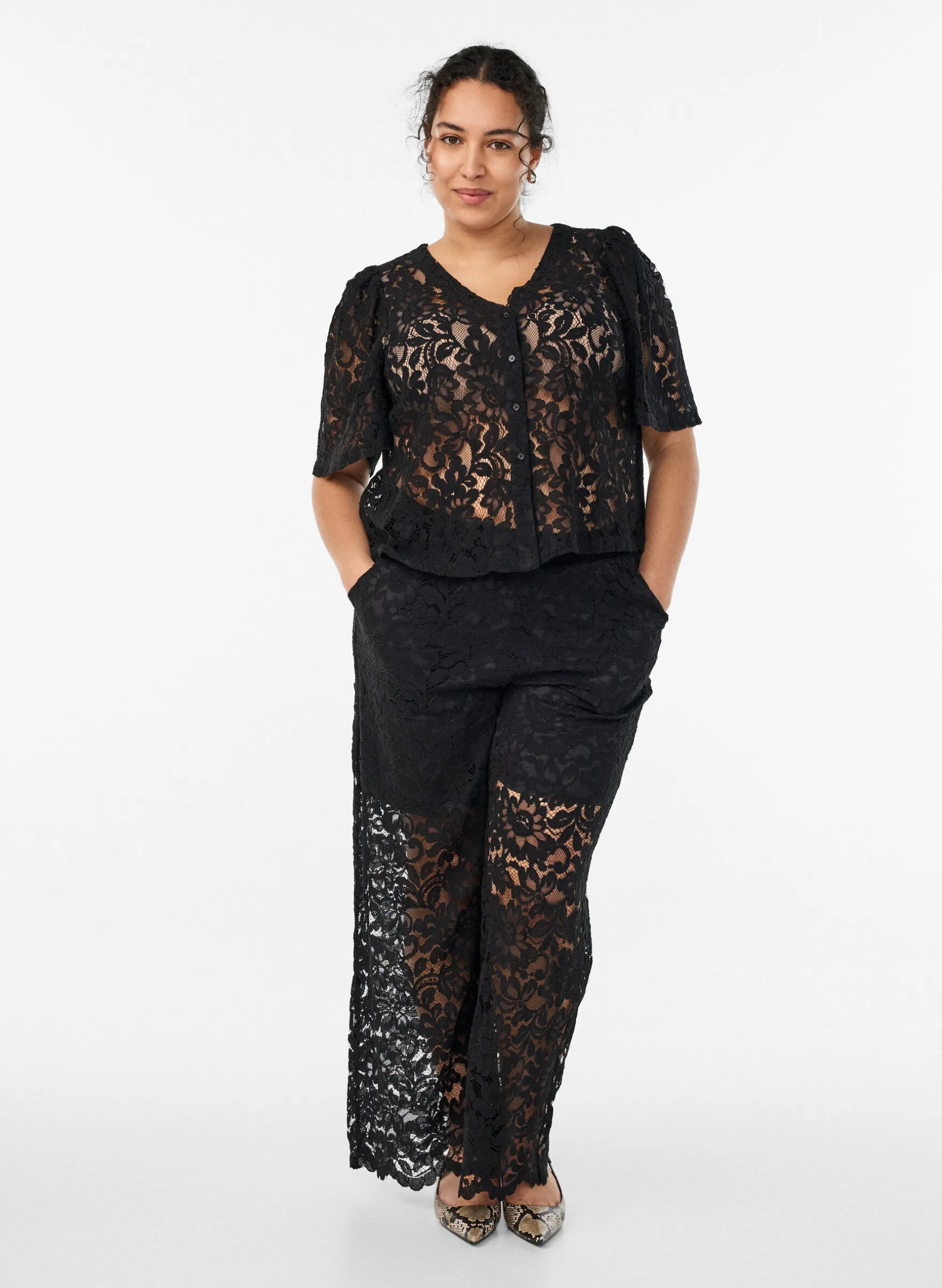 Hoch taillierte Spitzenhose mit geraden Beinen