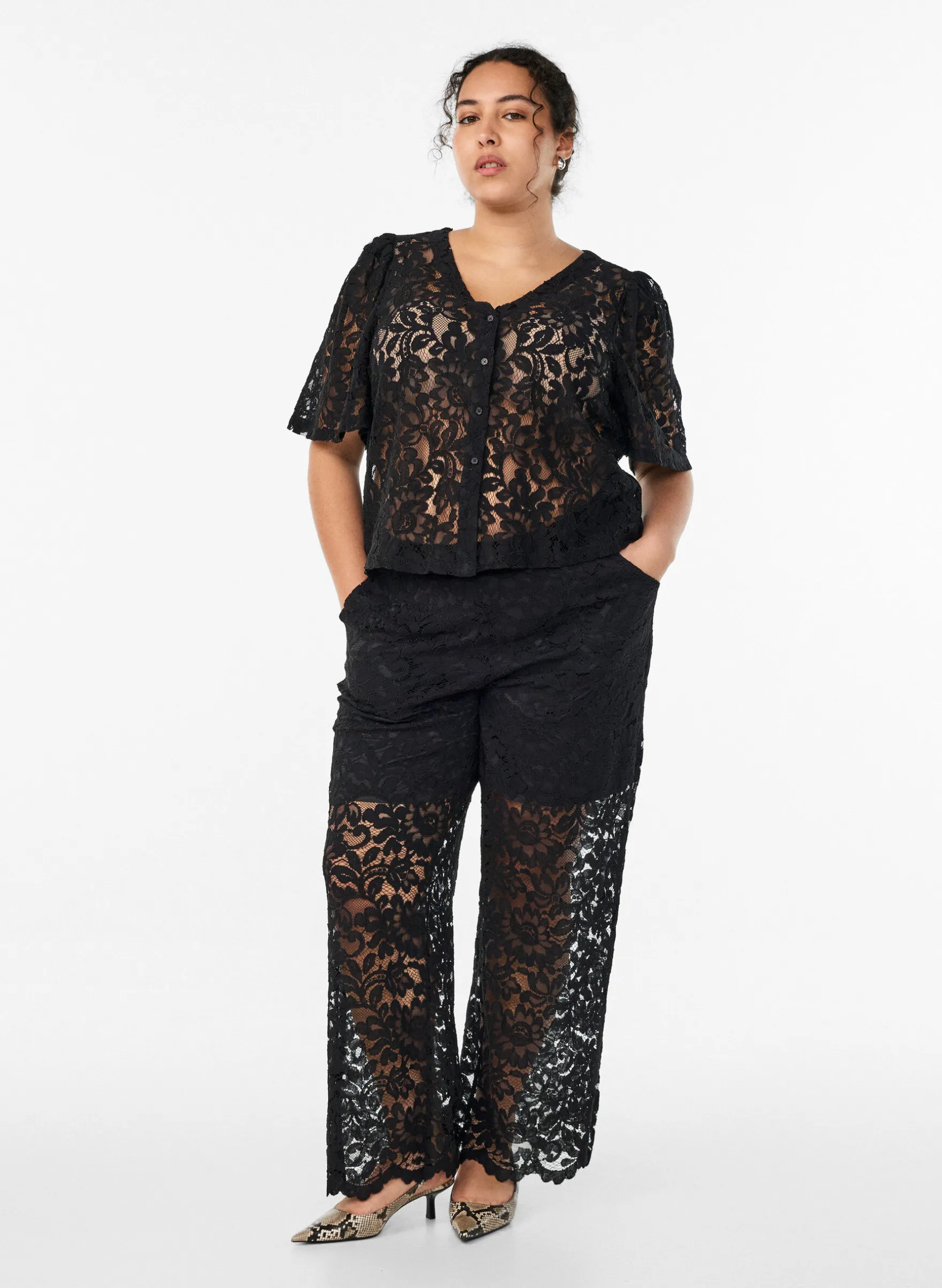 Hoch taillierte Spitzenhose mit geraden Beinen