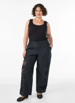 Hose aus Baumwolle mit bestickten Cut-outs