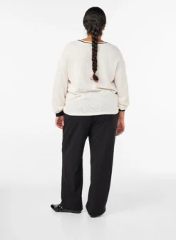 Hose mit hoher Taille und elastischem Bund hinten