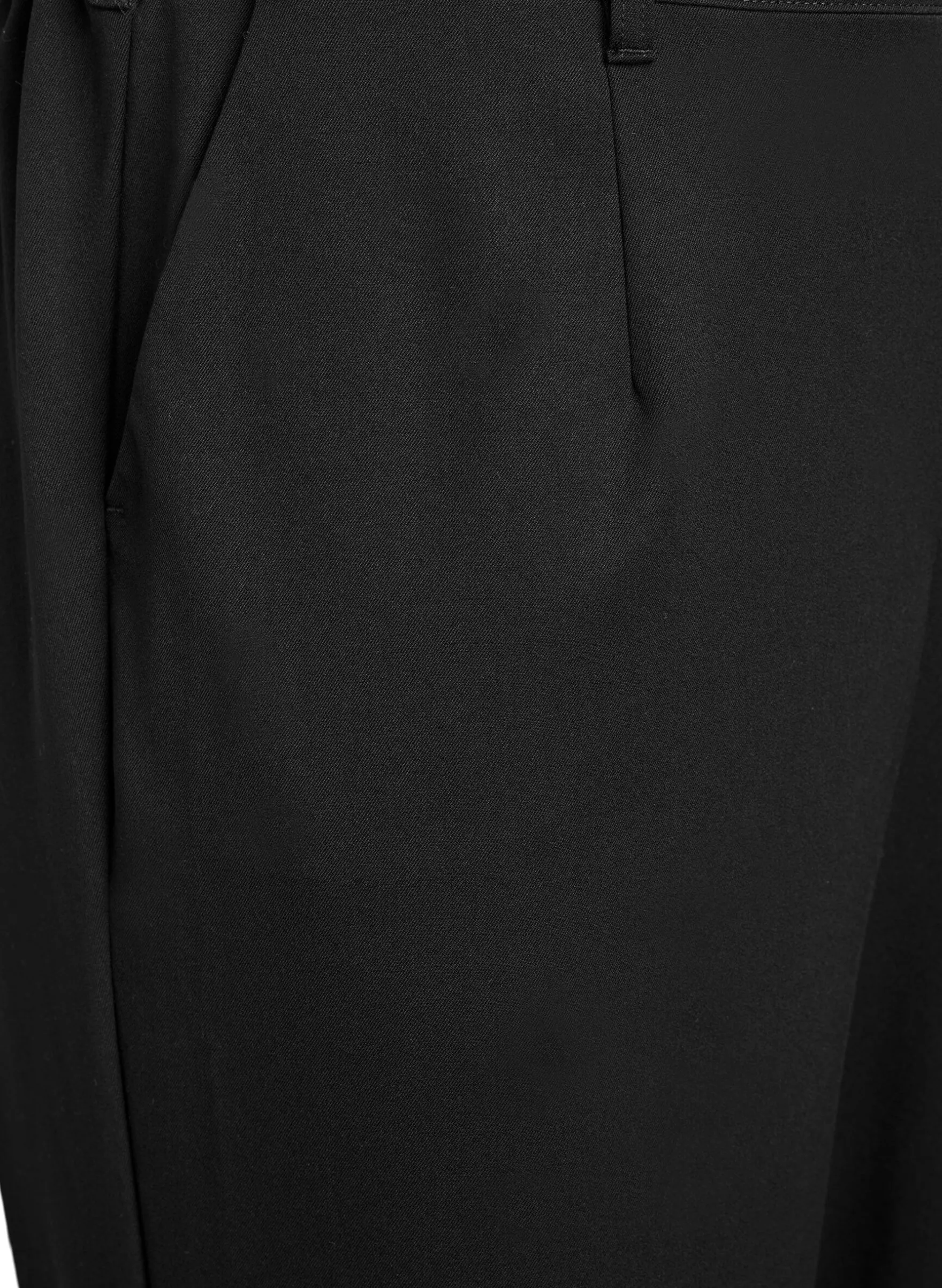 Hose mit hoher Taille und elastischem Bund hinten