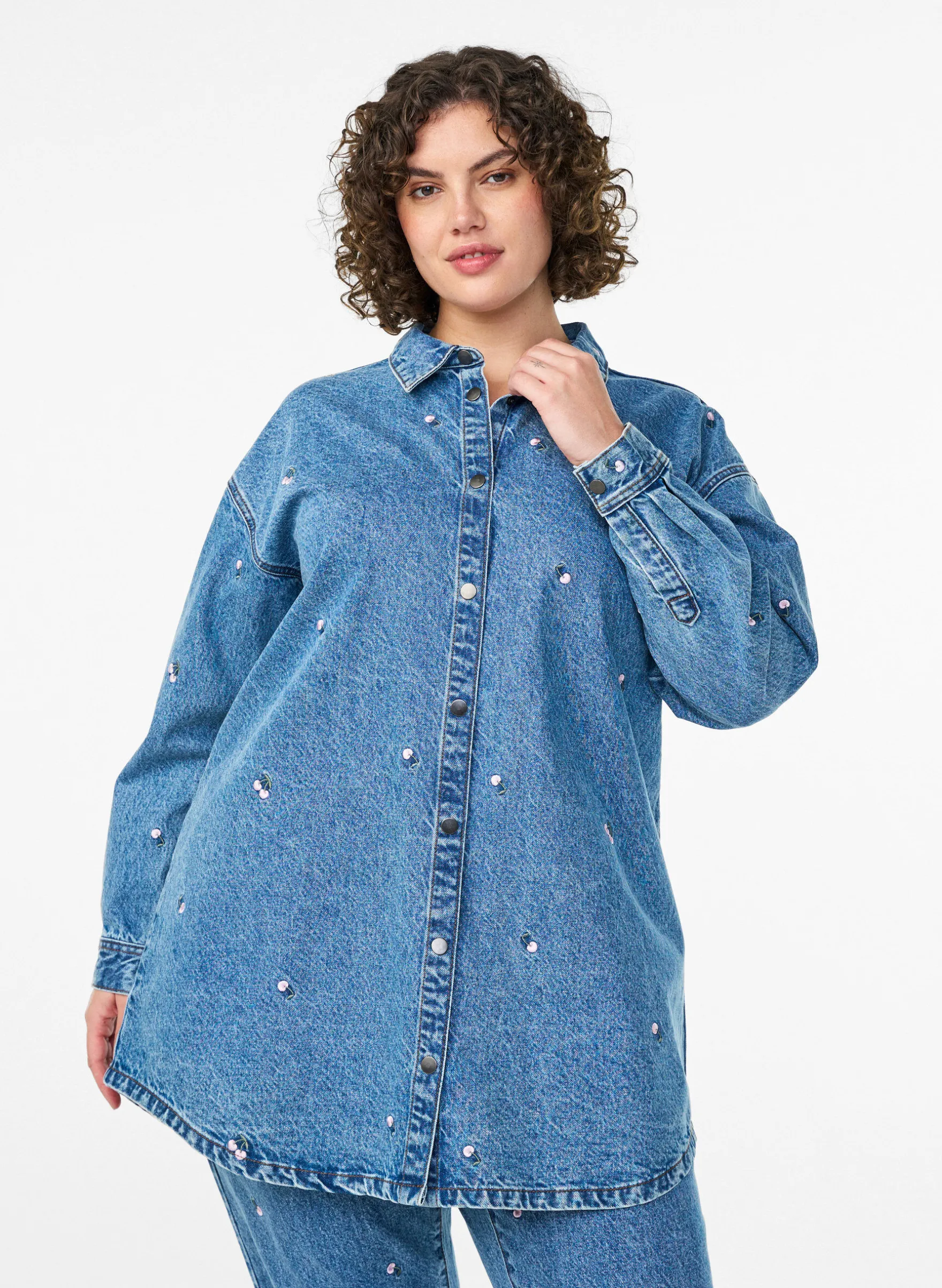 Jeanshemd mit bestickten Motiven