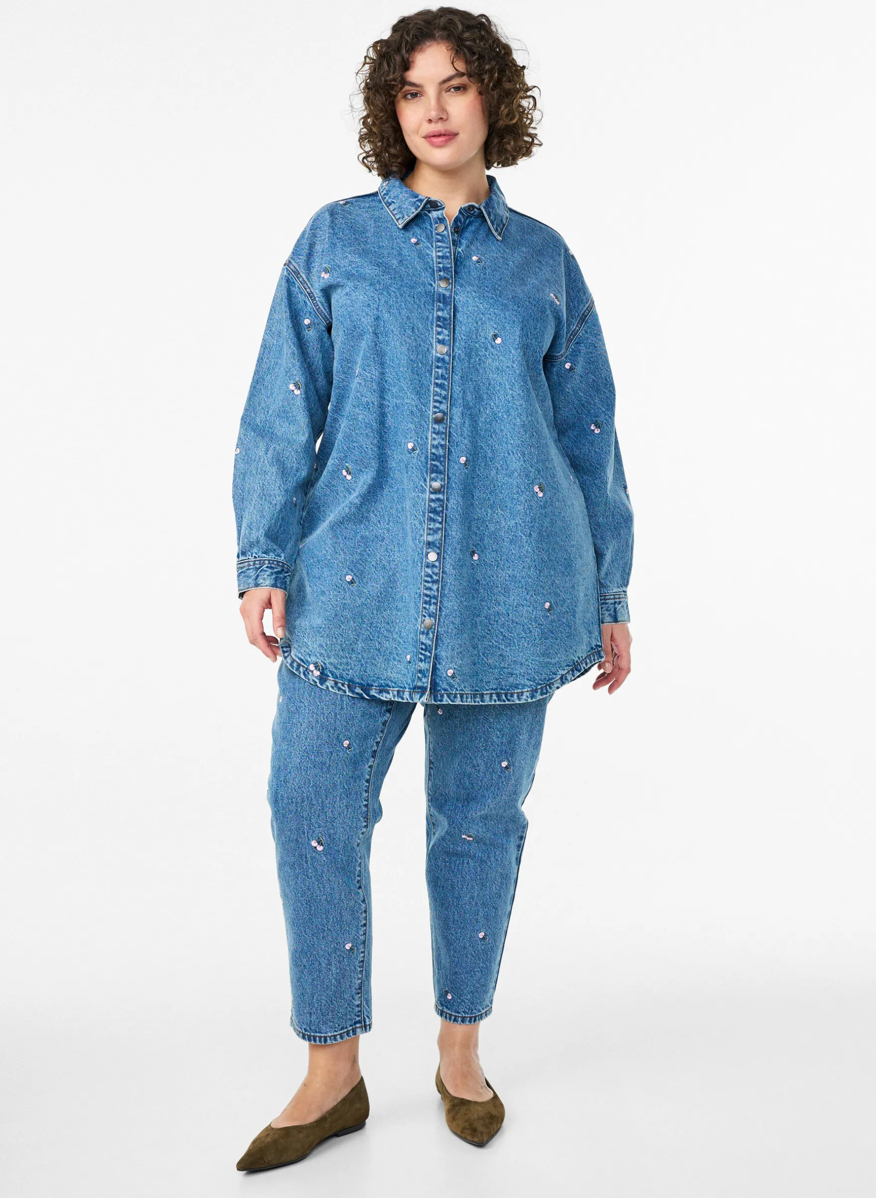 Jeanshemd mit bestickten Motiven