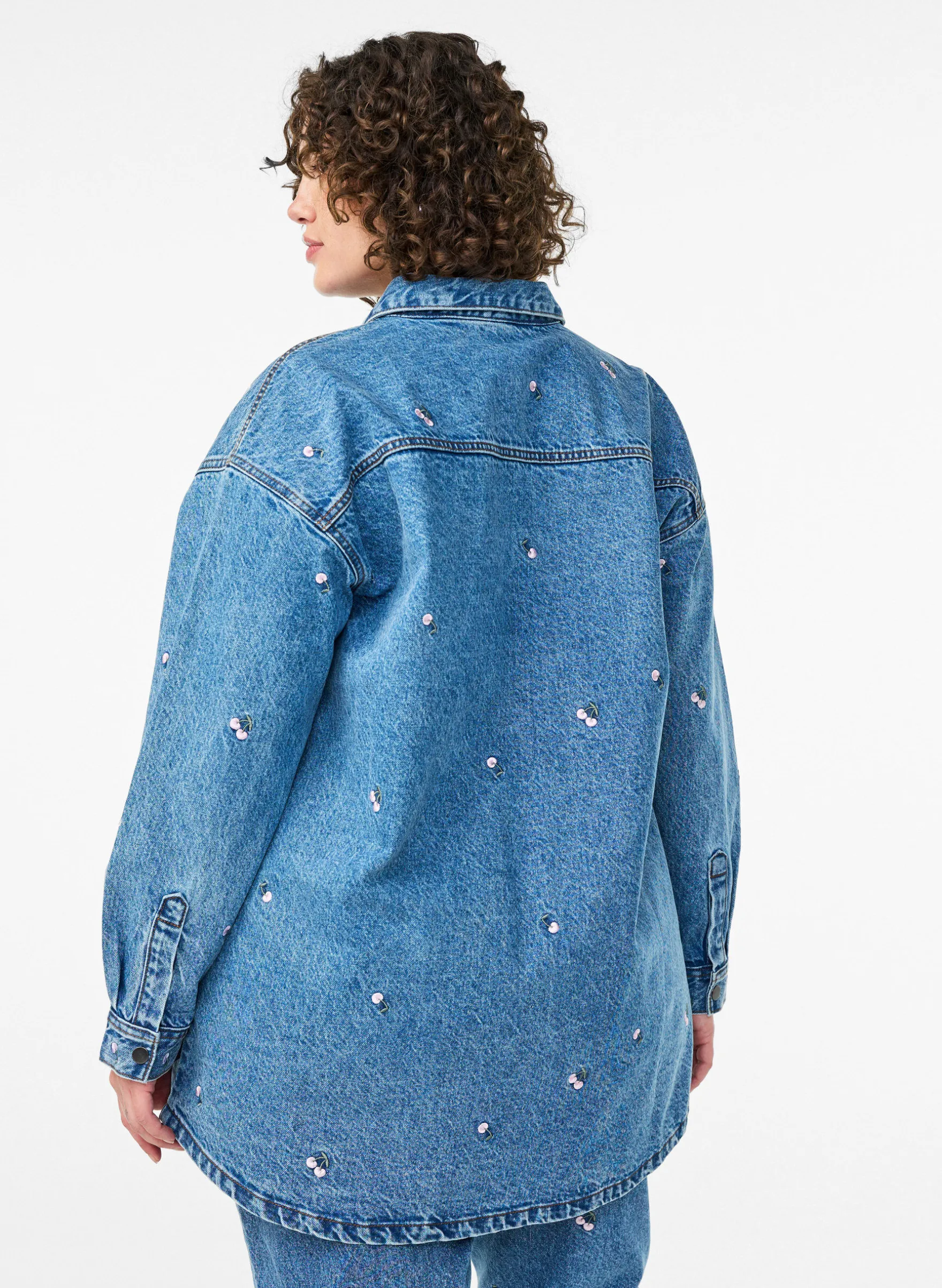 Jeanshemd mit bestickten Motiven