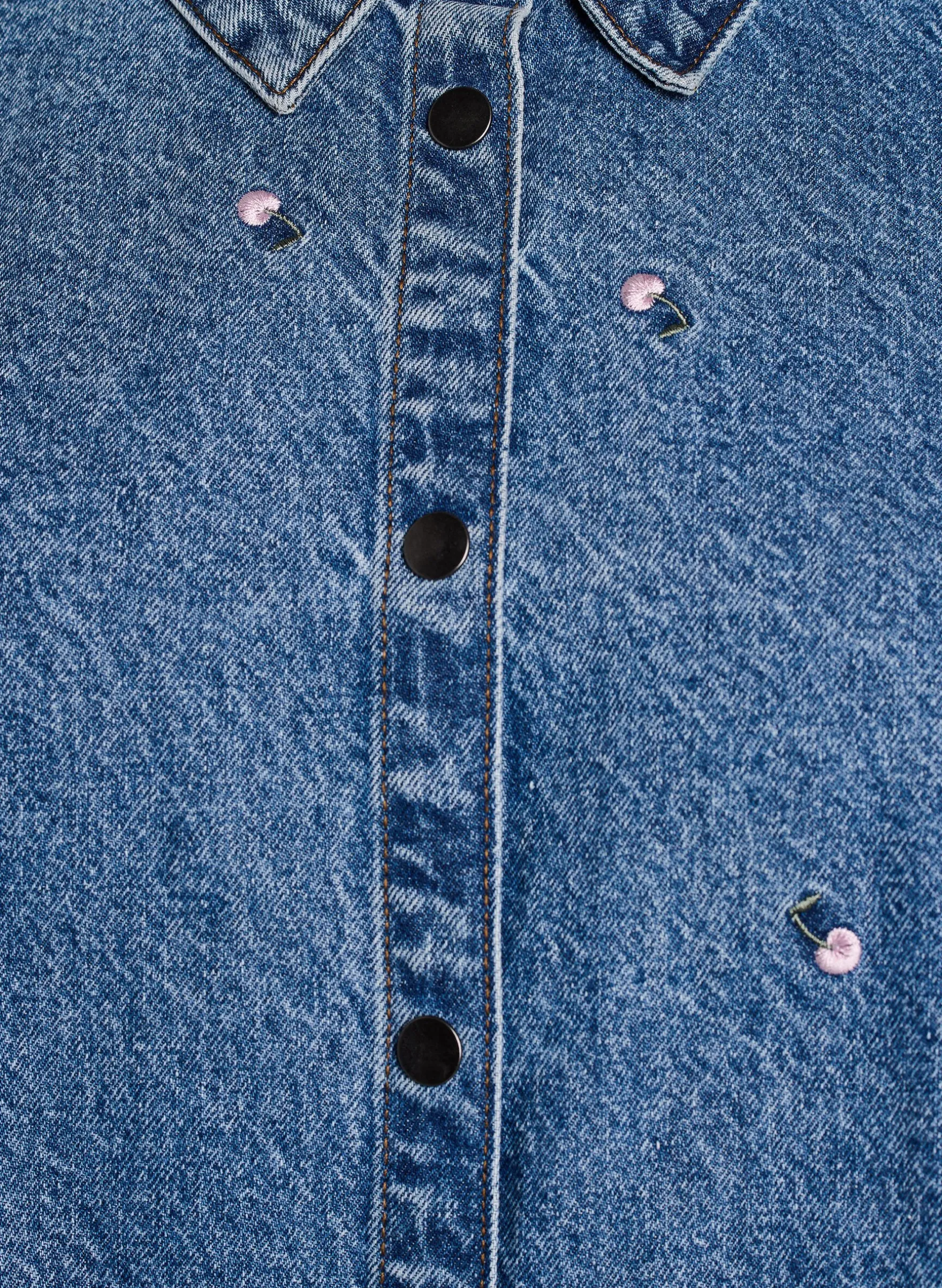 Jeanshemd mit bestickten Motiven