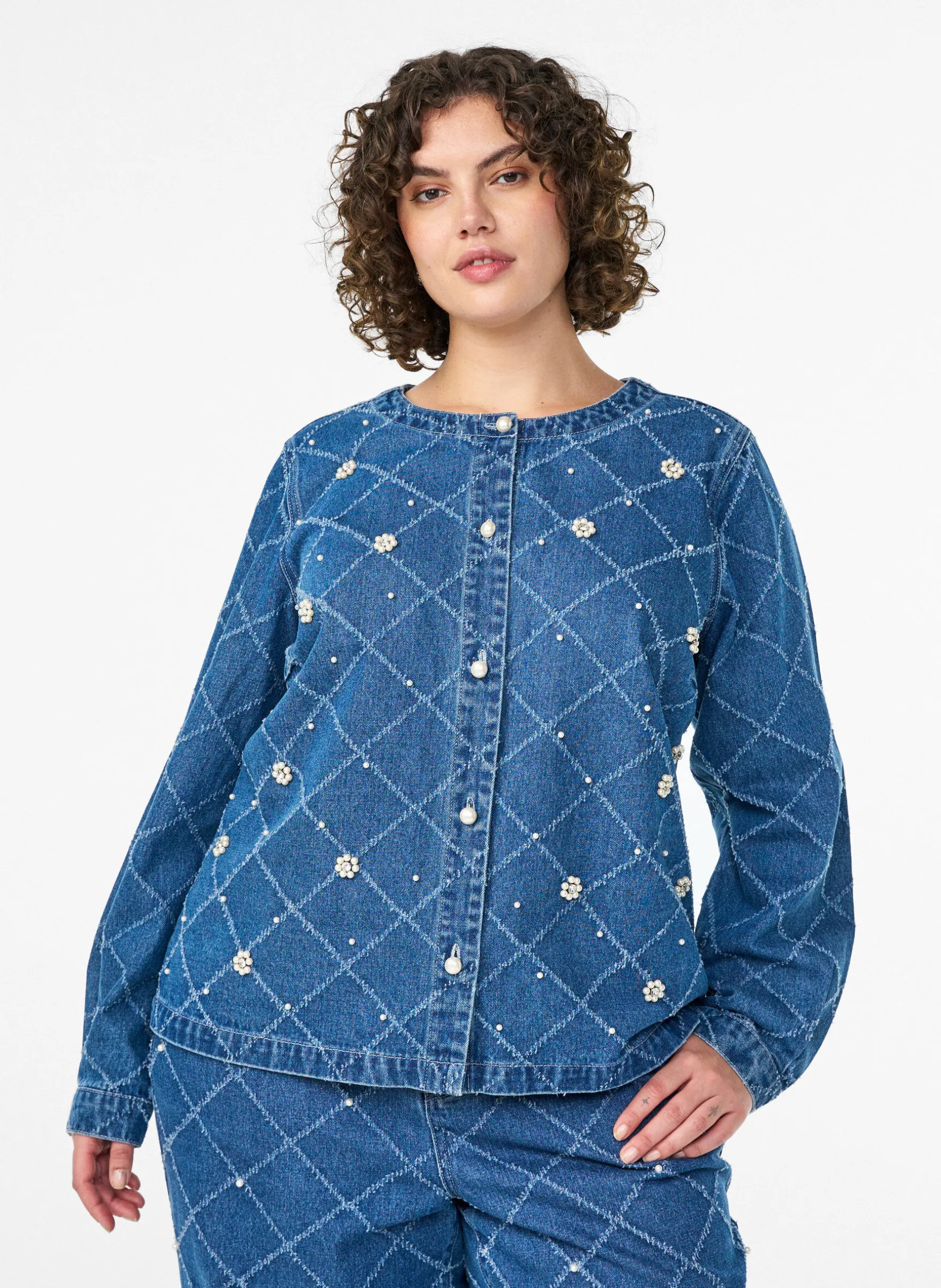Jeanshemd mit Destroyed-Muster und Perlendetails