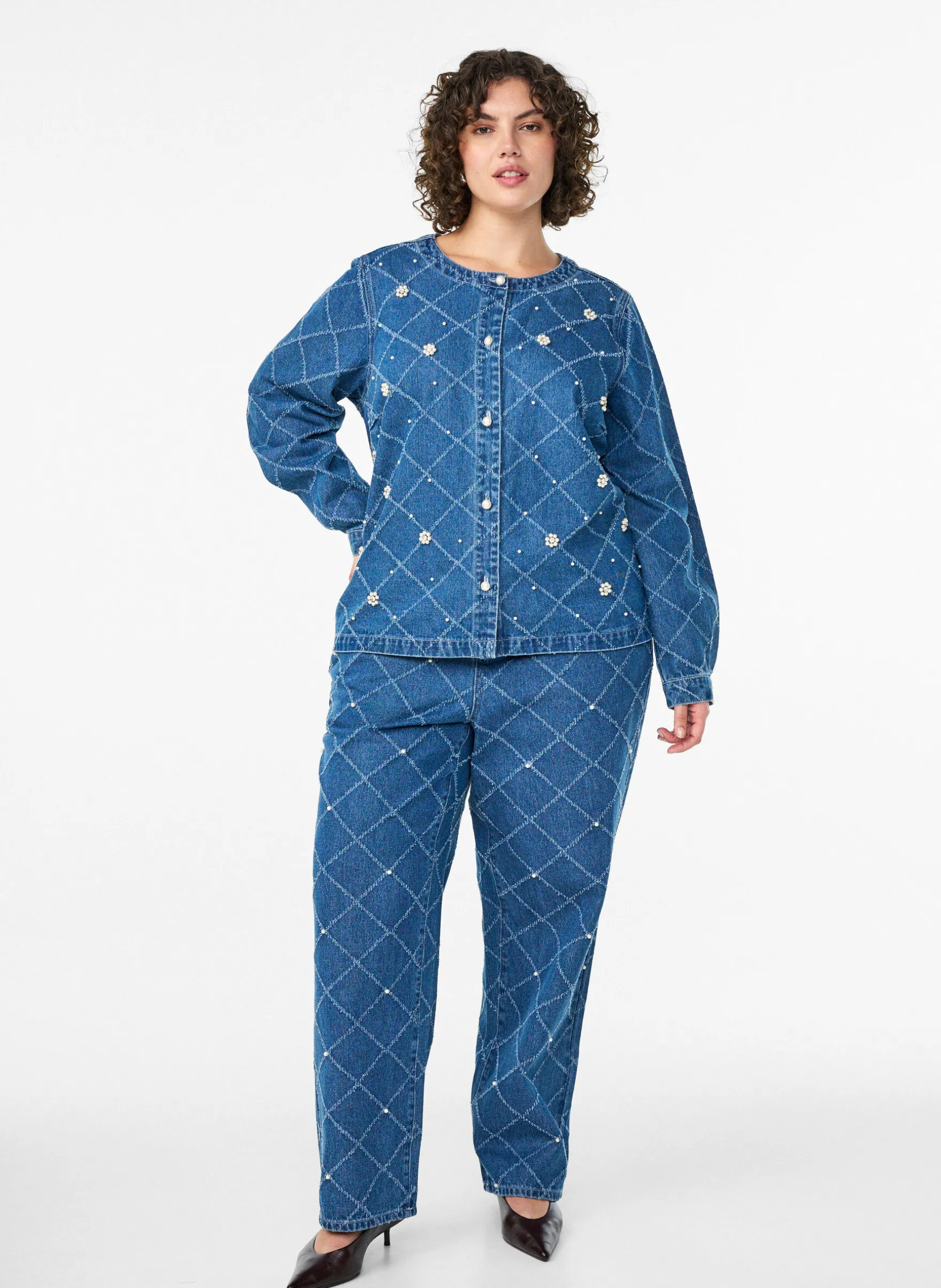 Jeanshemd mit Destroyed-Muster und Perlendetails