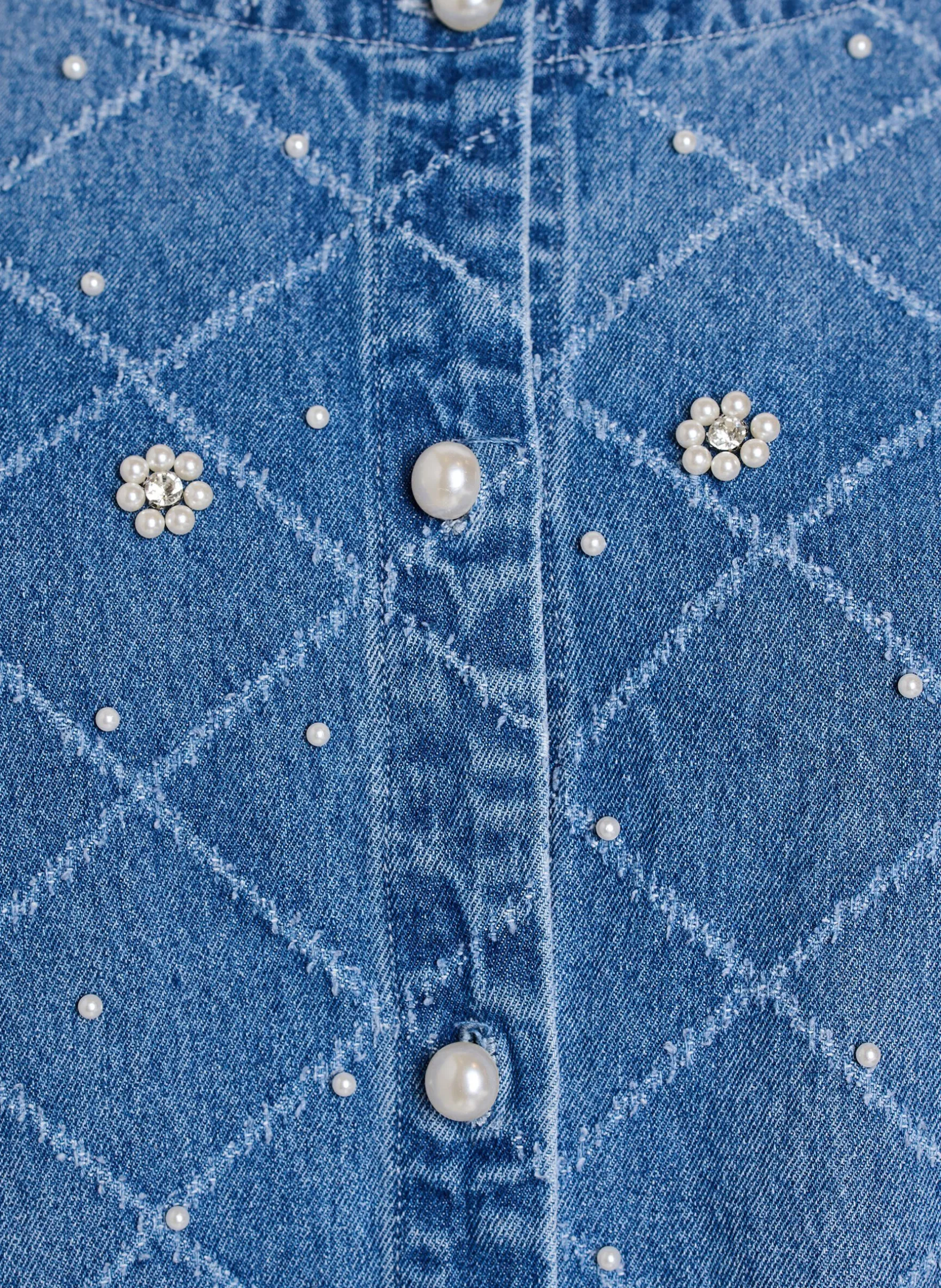 Jeanshemd mit Destroyed-Muster und Perlendetails