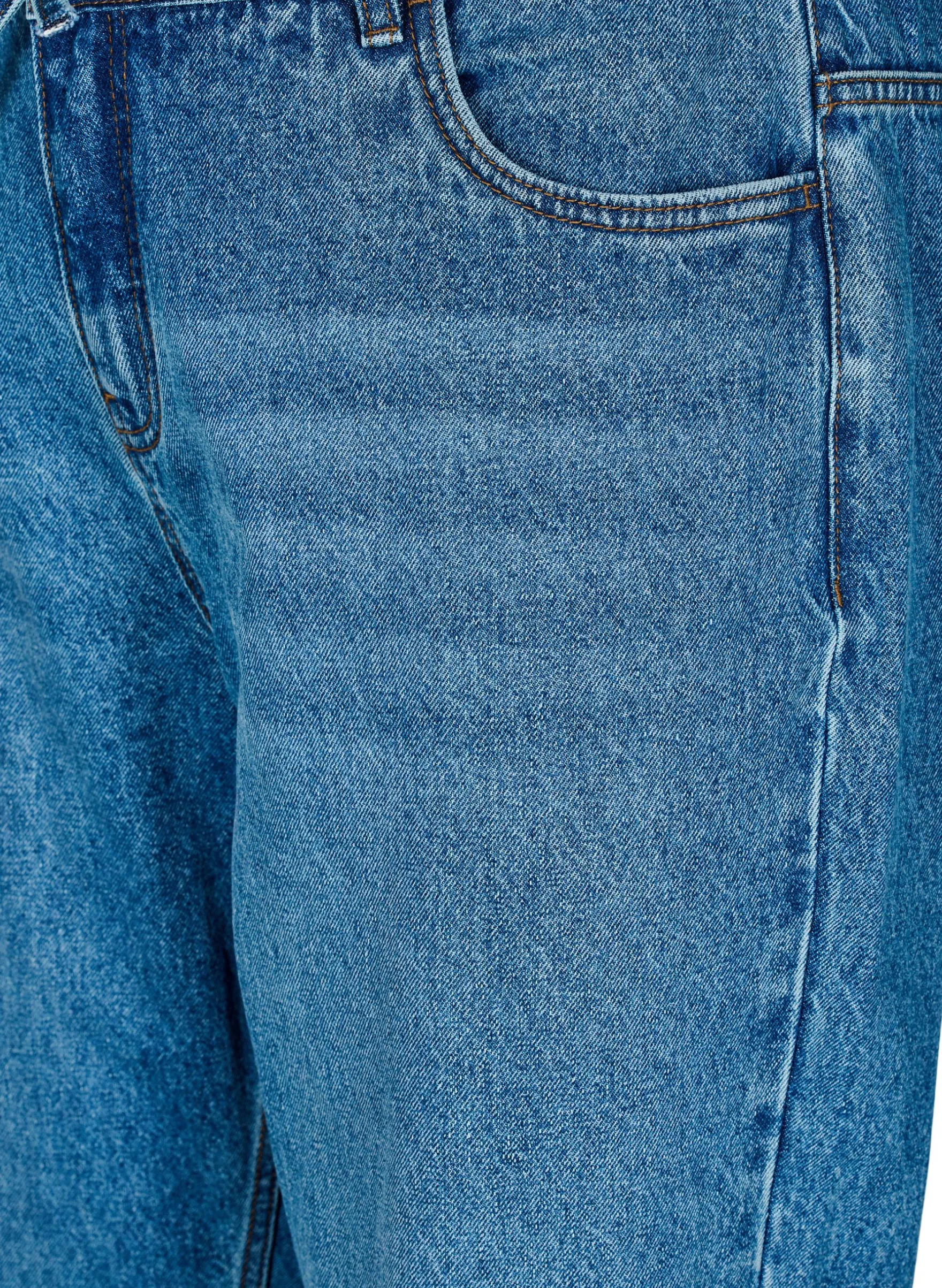 Jeans in gerader Passform mit Bindegürtel