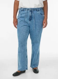 Jeans in gerader Passform mit Bindegürtel