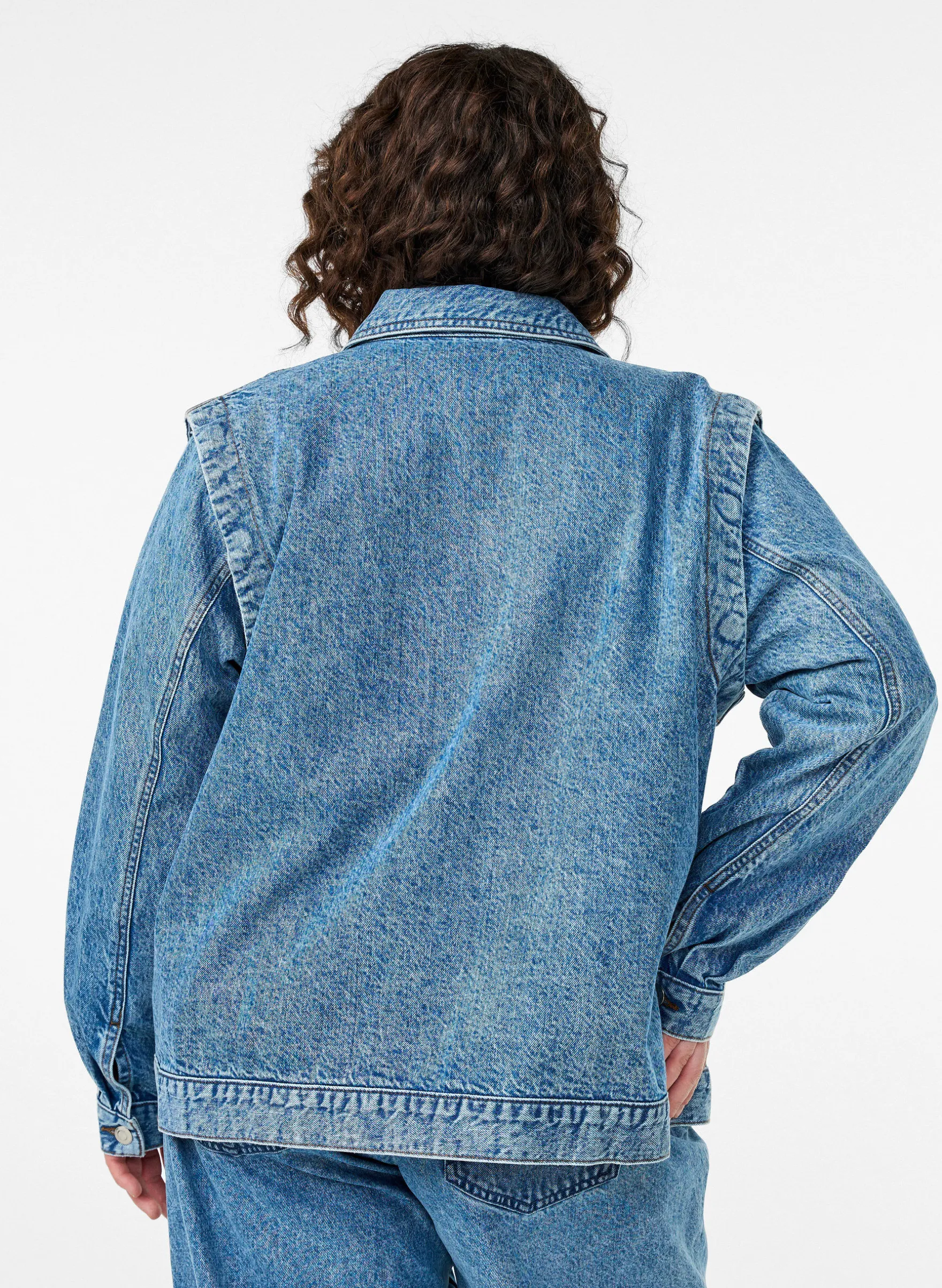 Jeansjacke mit abnehmbaren Ärmeln