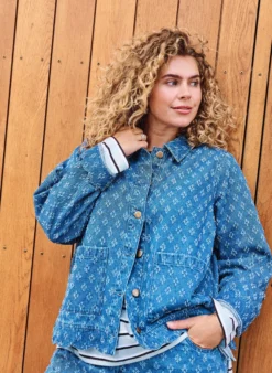 Jeansjacke mit Destroyed-Muster