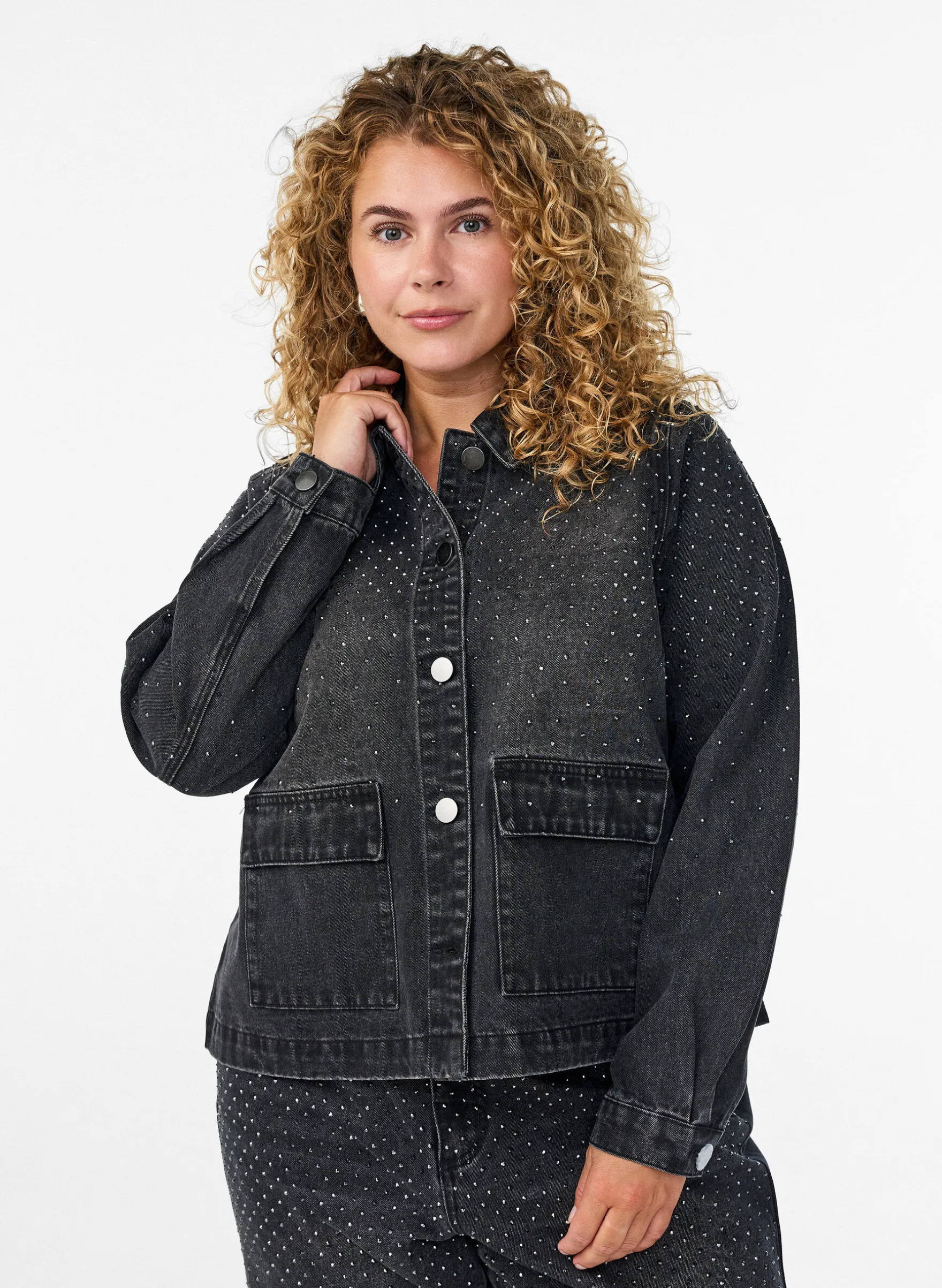 Jeansjacke mit Strasssteinen und großen Taschen auf der Vorderseite