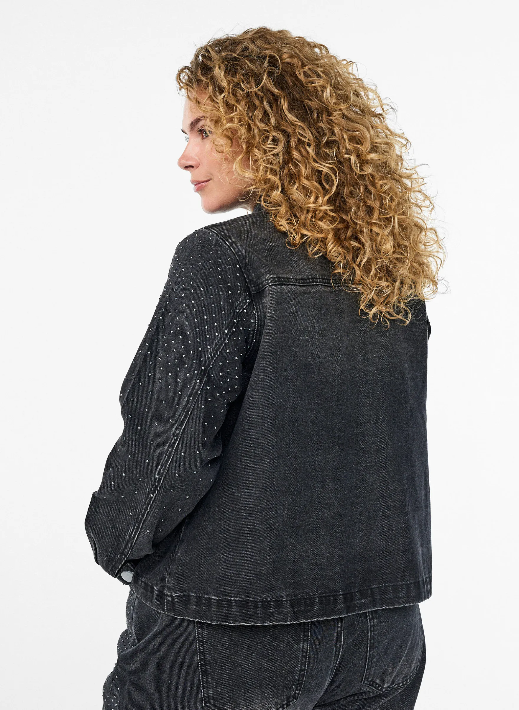 Jeansjacke mit Strasssteinen und großen Taschen auf der Vorderseite