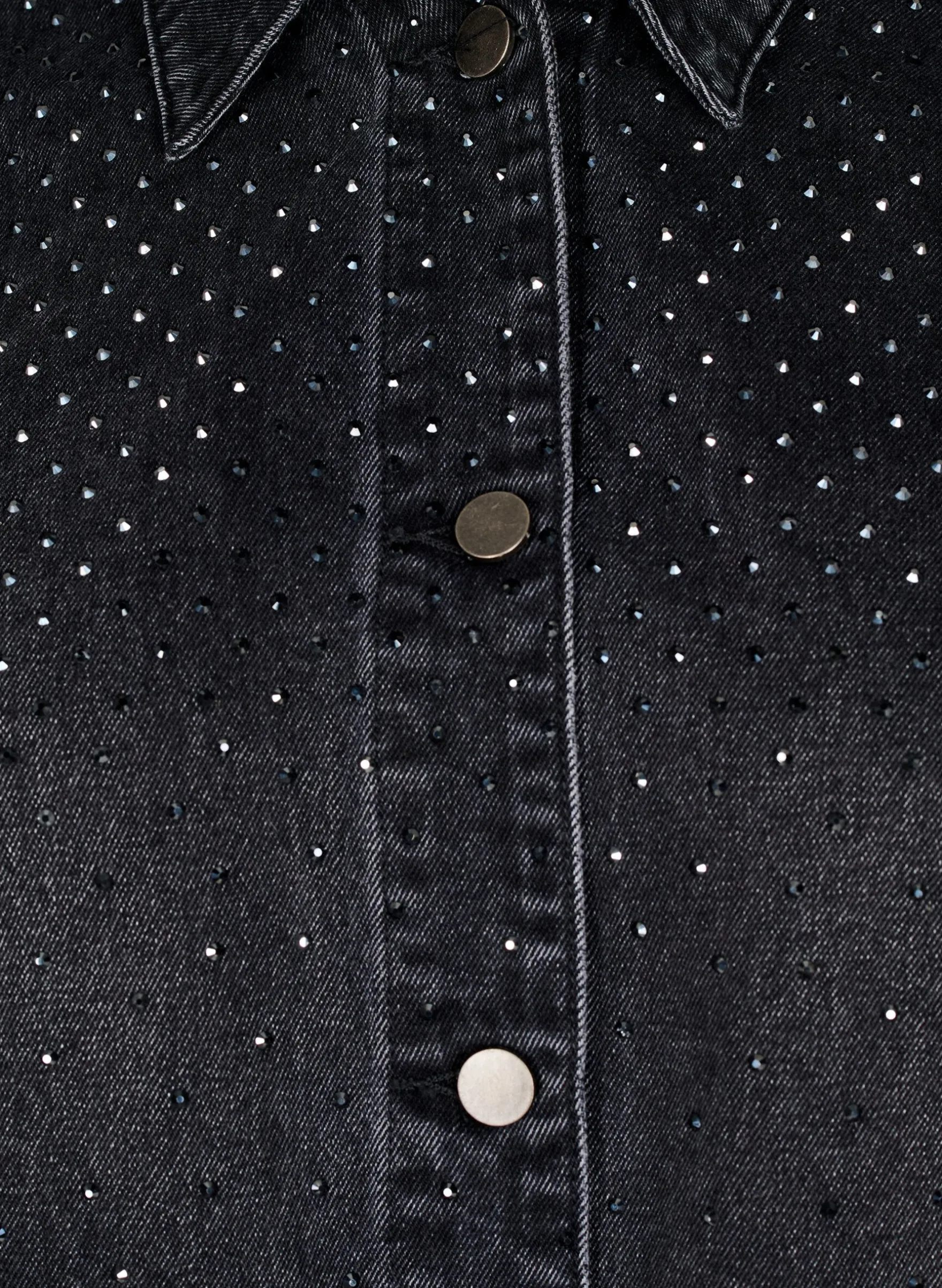 Jeansjacke mit Strasssteinen und großen Taschen auf der Vorderseite