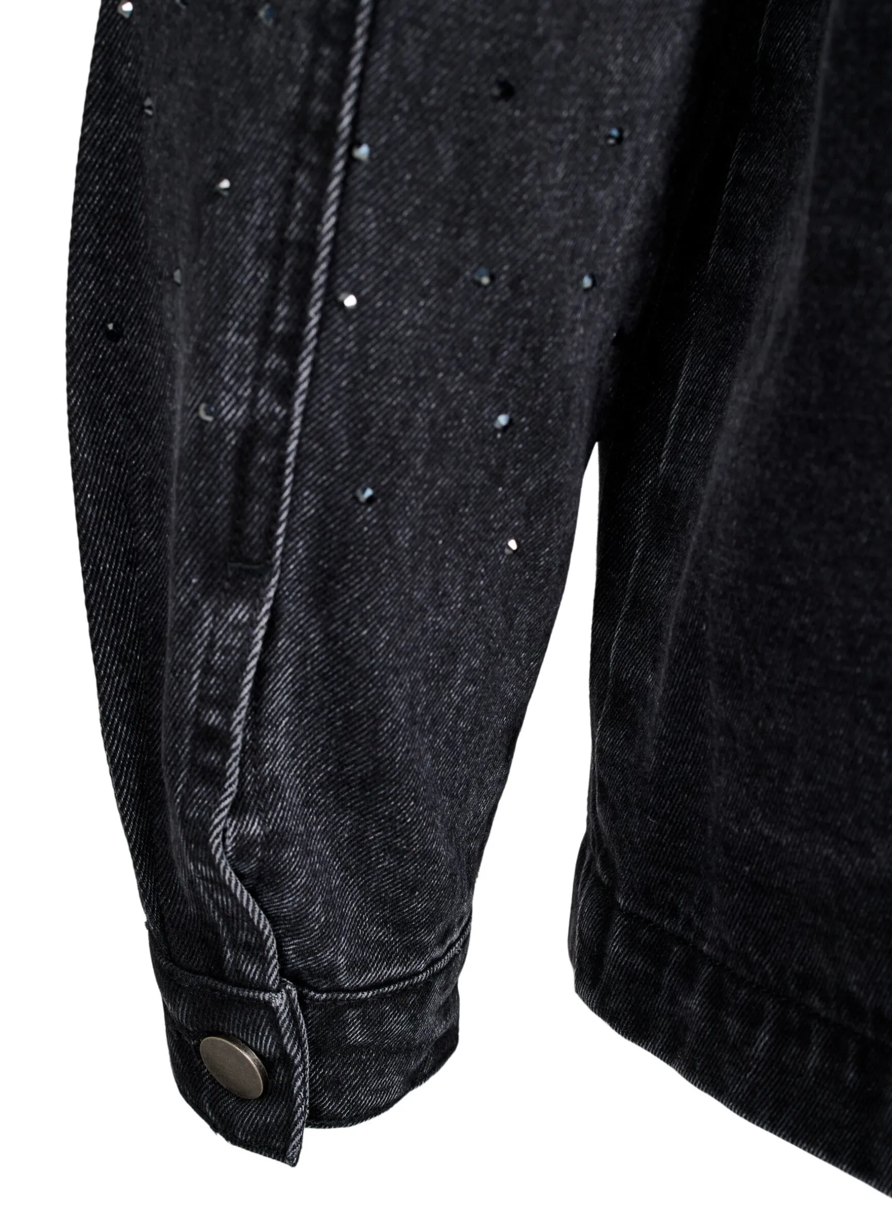 Jeansjacke mit Strasssteinen und großen Taschen auf der Vorderseite