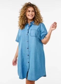 Jeanskleid aus Denim mit kurzen Ärmeln