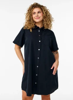 Jeanskleid aus Denim mit kurzen Ärmeln