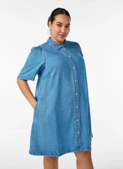 Jeanskleid aus Lyocell mit Knöpfen und kurzen Ärmeln