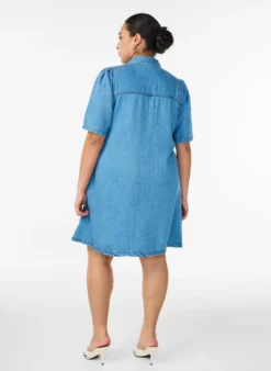 Jeanskleid aus Lyocell mit Knöpfen und kurzen Ärmeln