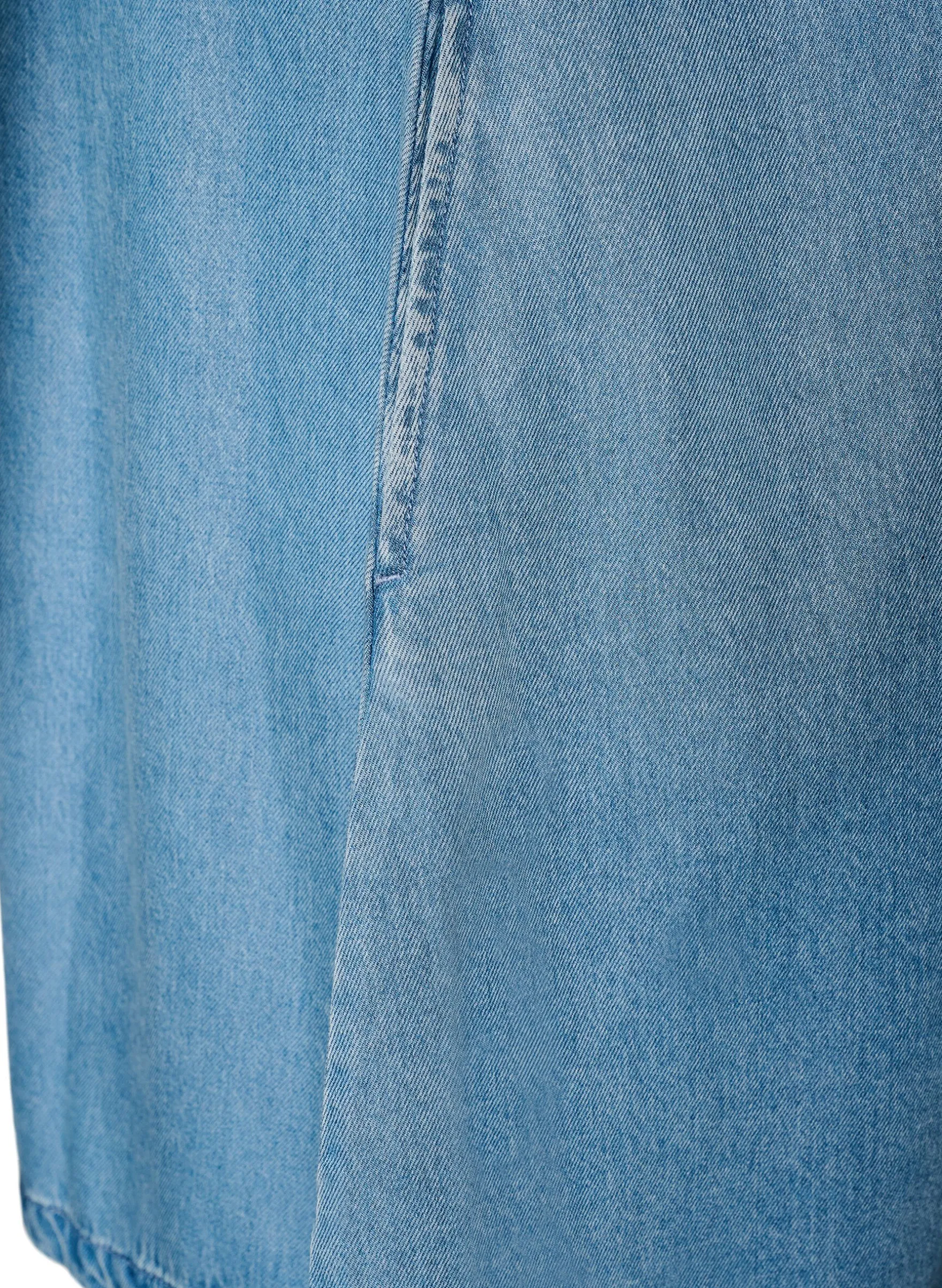 Jeanskleid aus Lyocell mit Knöpfen und kurzen Ärmeln
