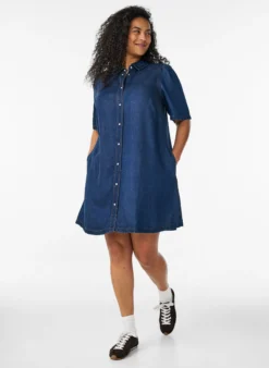 Jeanskleid aus Lyocell mit Knöpfen und kurzen Ärmeln