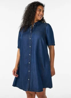 Jeanskleid aus Lyocell mit Knöpfen und kurzen Ärmeln