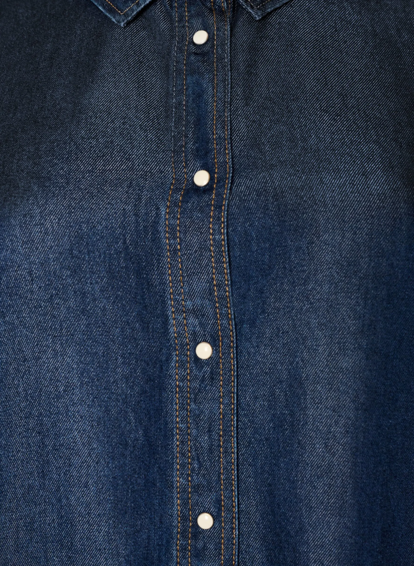 Jeanskleid aus Lyocell mit Knöpfen und kurzen Ärmeln