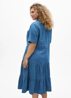 Jeanskleid in Midilänge mit Knöpfen und kurzen Ärmeln