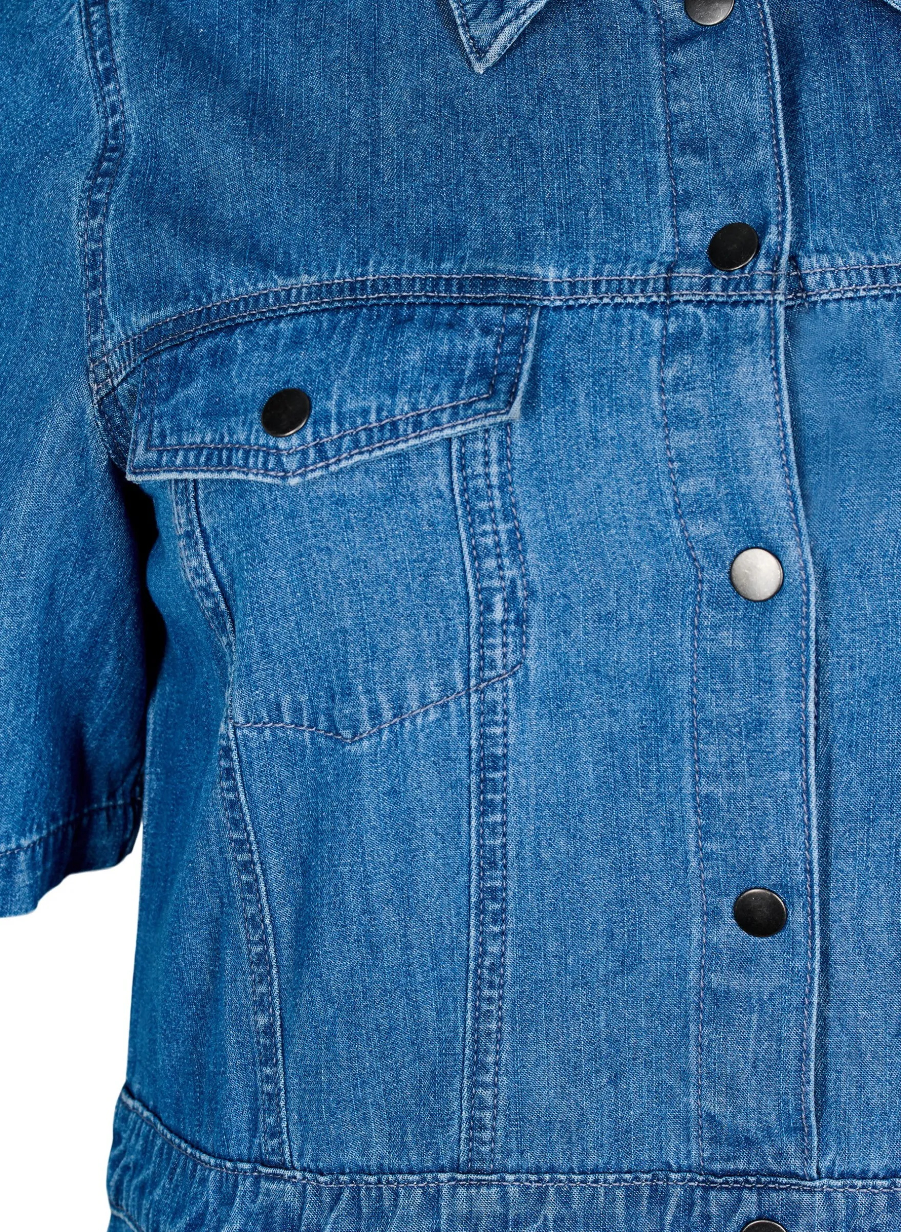 Jeanskleid in Midilänge mit Knöpfen und kurzen Ärmeln