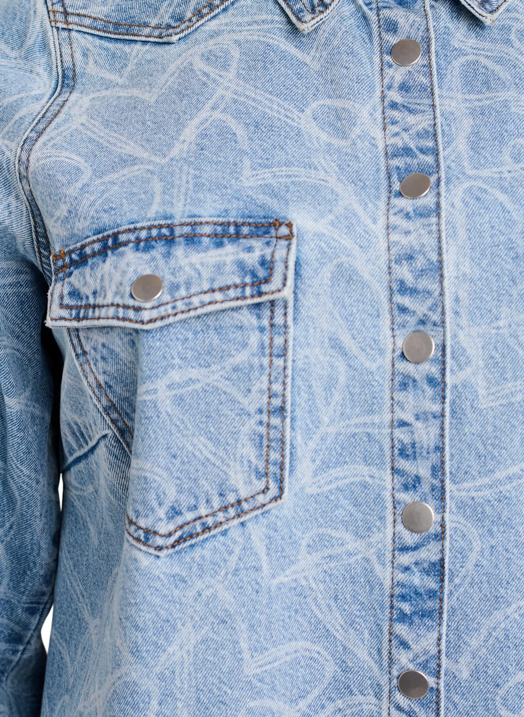 Jeanskleid mit Herzmuster