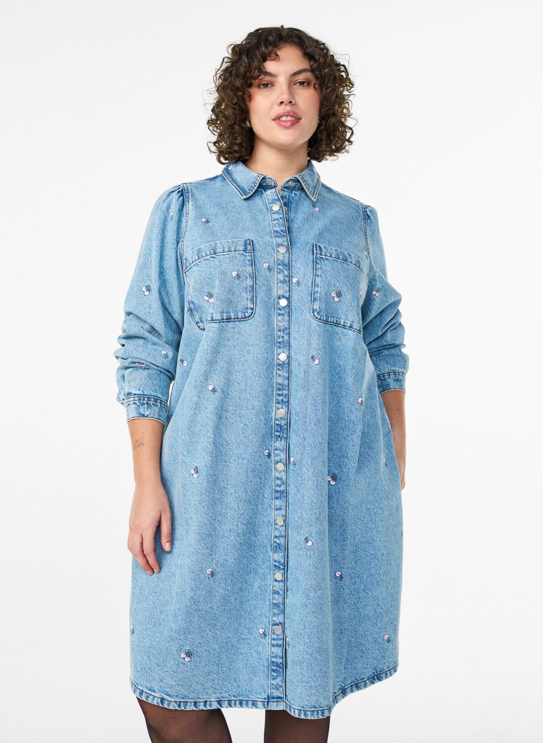 Jeanskleid mit Kirschen und Brusttaschen