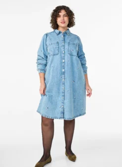 Jeanskleid mit Kirschen und Brusttaschen