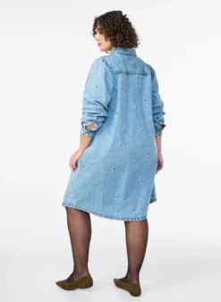Jeanskleid mit Kirschen und Brusttaschen