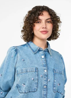 Jeanskleid mit Kirschen und Brusttaschen