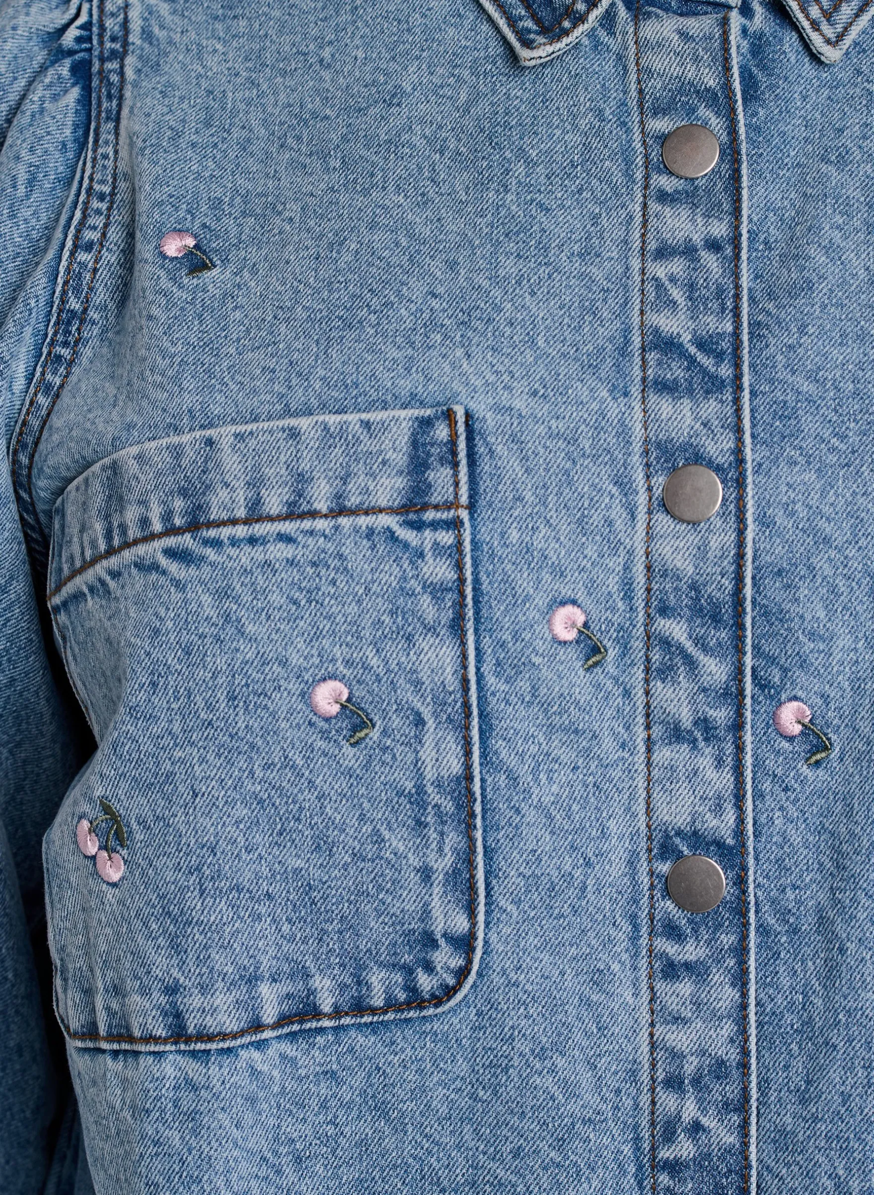 Jeanskleid mit Kirschen und Brusttaschen