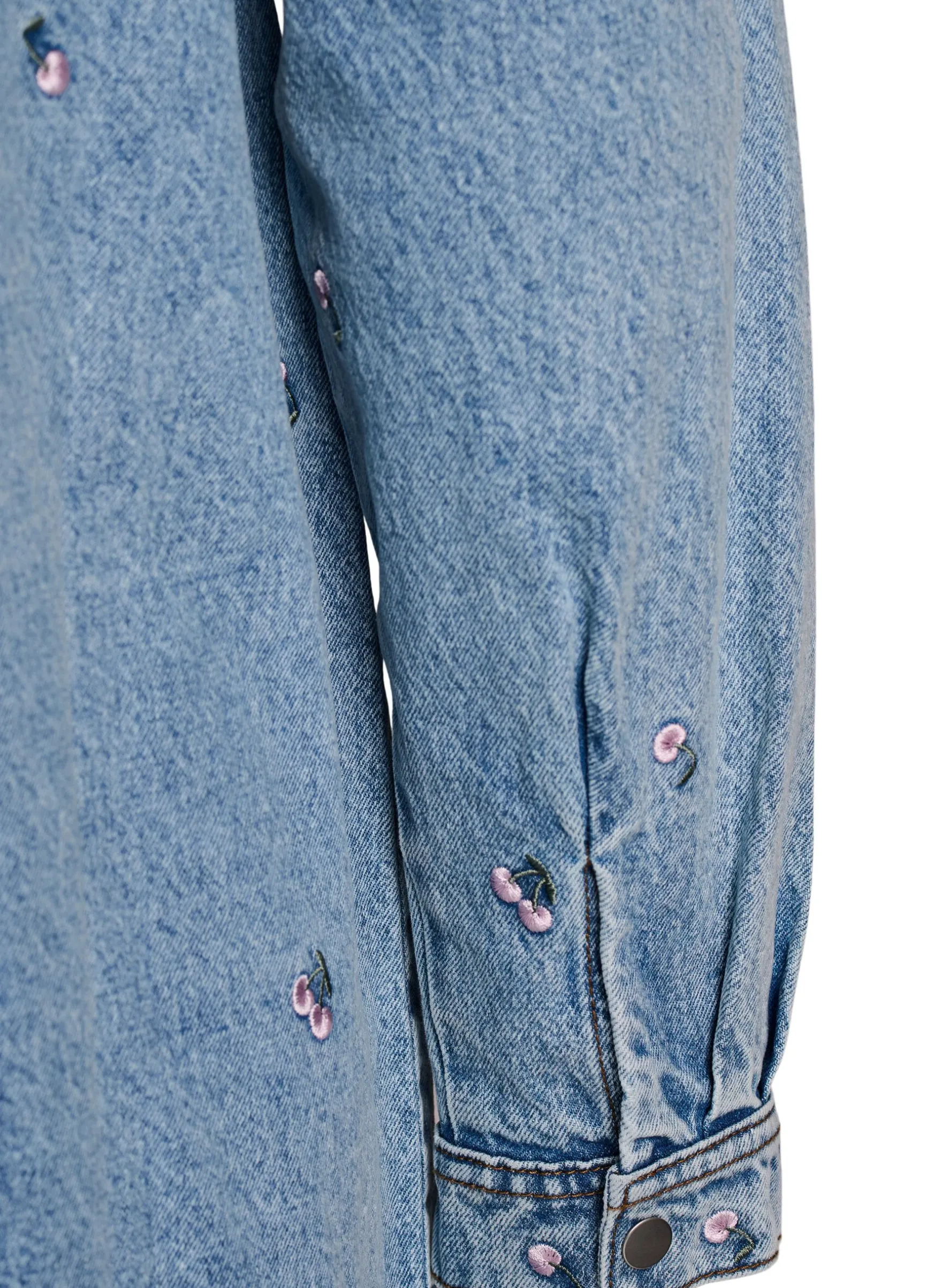 Jeanskleid mit Kirschen und Brusttaschen