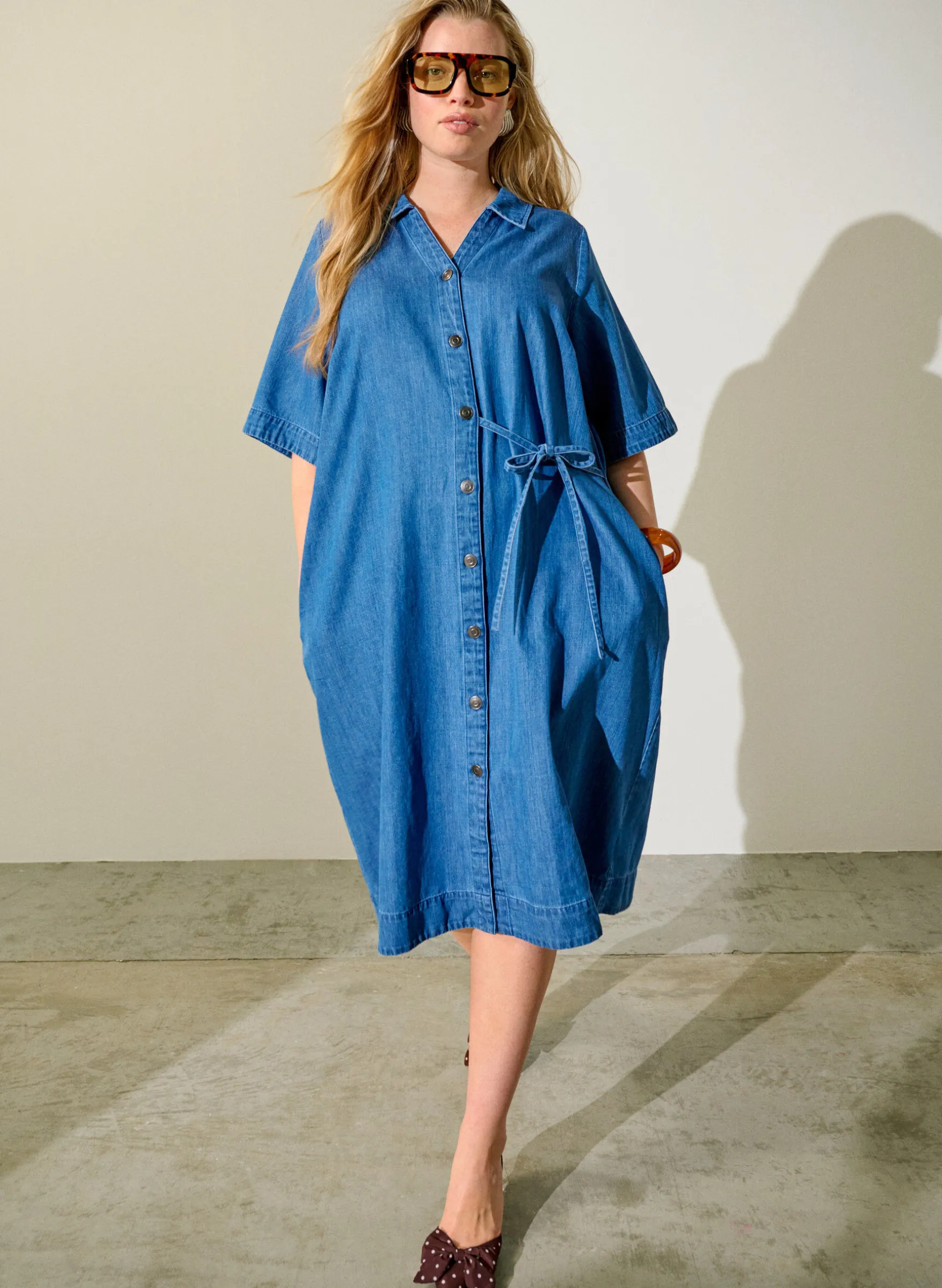 Jeanskleid mit Knöpfen und Bindedetail