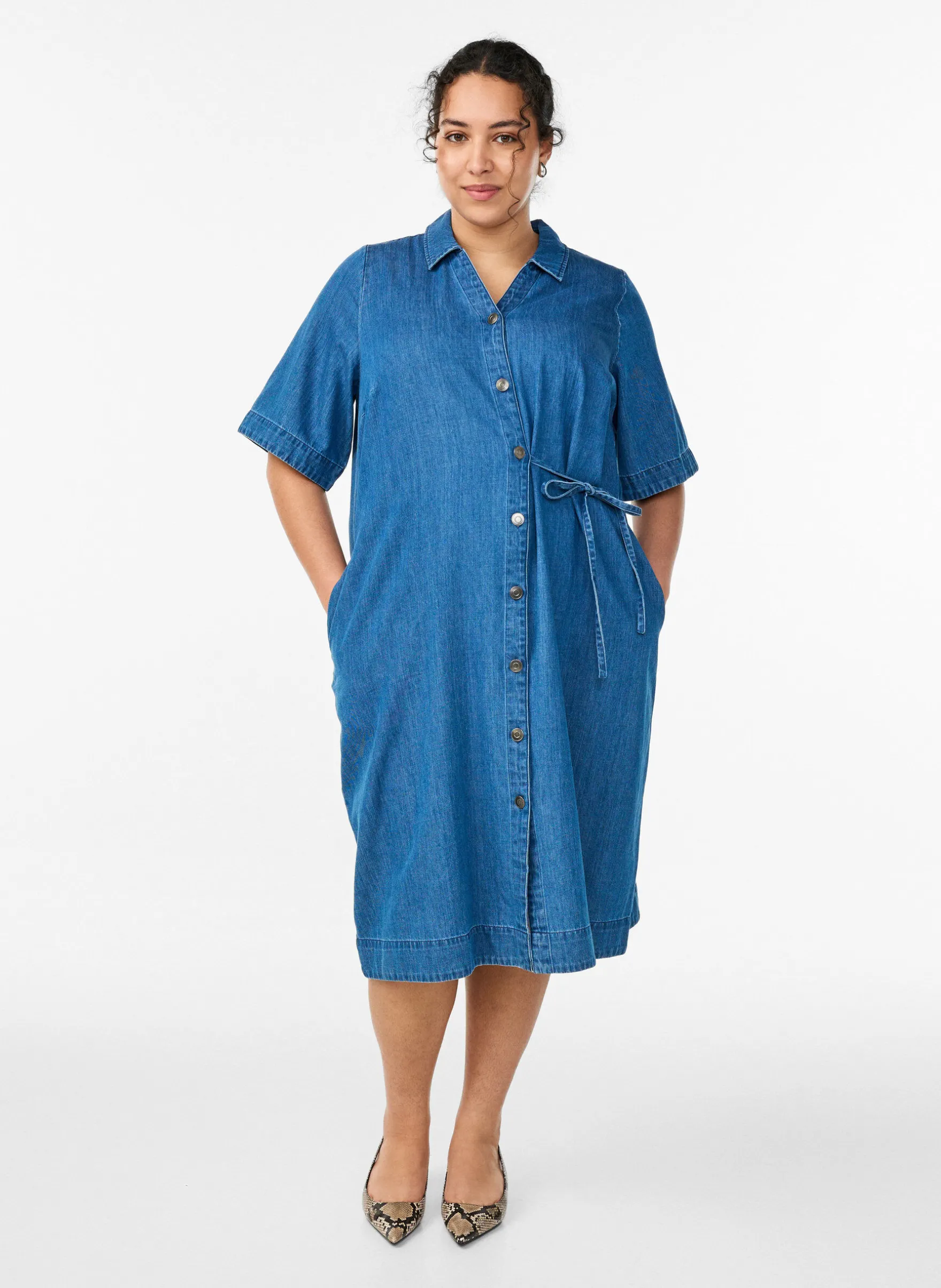Jeanskleid mit Knöpfen und Bindedetail