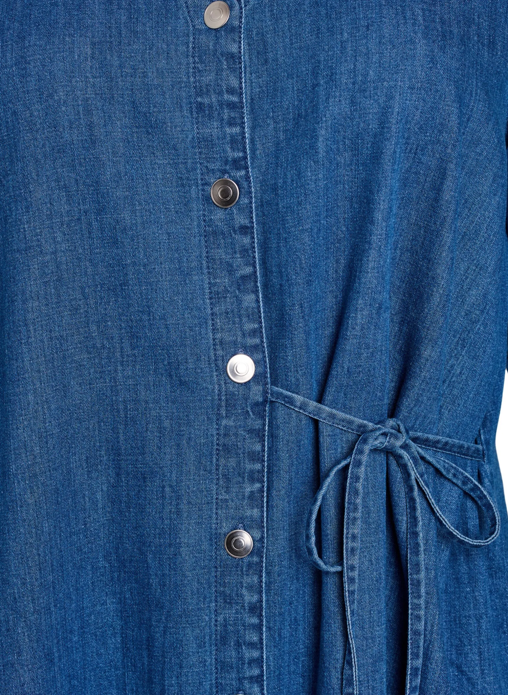 Jeanskleid mit Knöpfen und Bindedetail