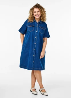Jeanskleid mit Knöpfen und kurzen Ärmeln