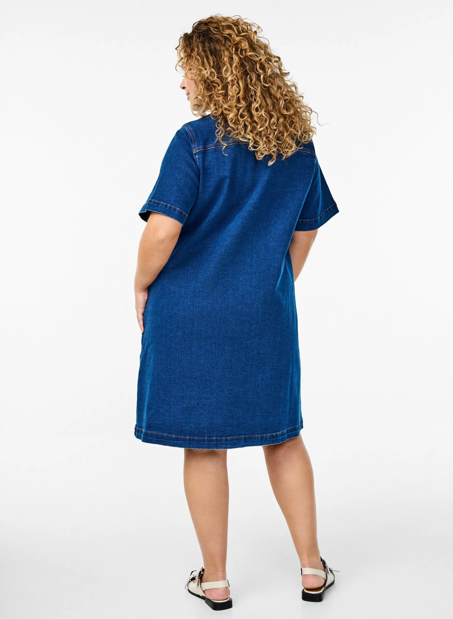 Jeanskleid mit Knöpfen und kurzen Ärmeln