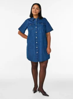 Jeanskleid mit kurzen Ärmeln und Knöpfen