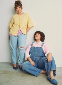 Jeans-Latzhose mit weitem Bein