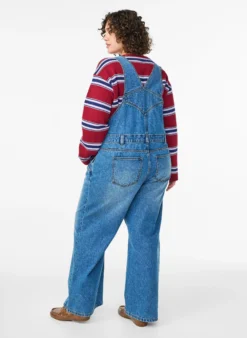 Jeans-Latzhose mit weitem Bein