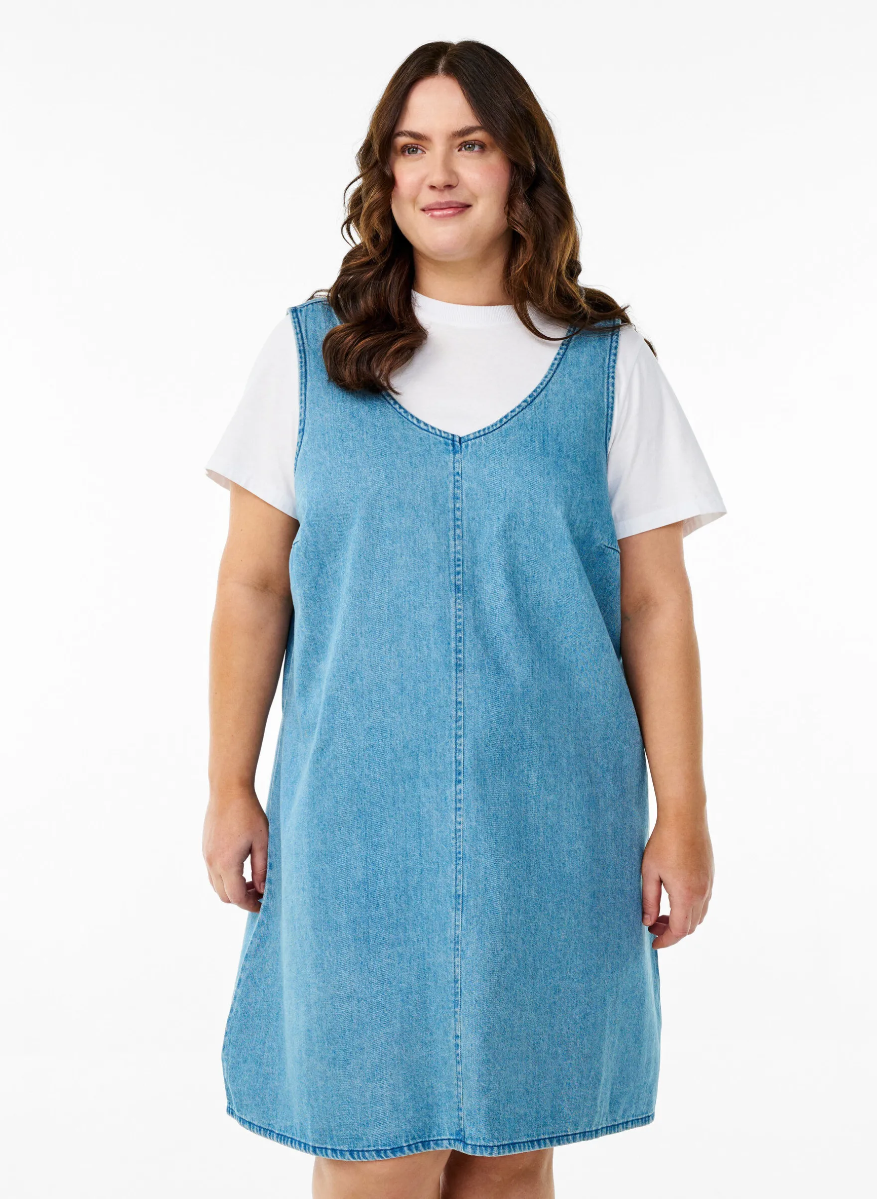 Jeans-Latzkleid mit V-Ausschnitt