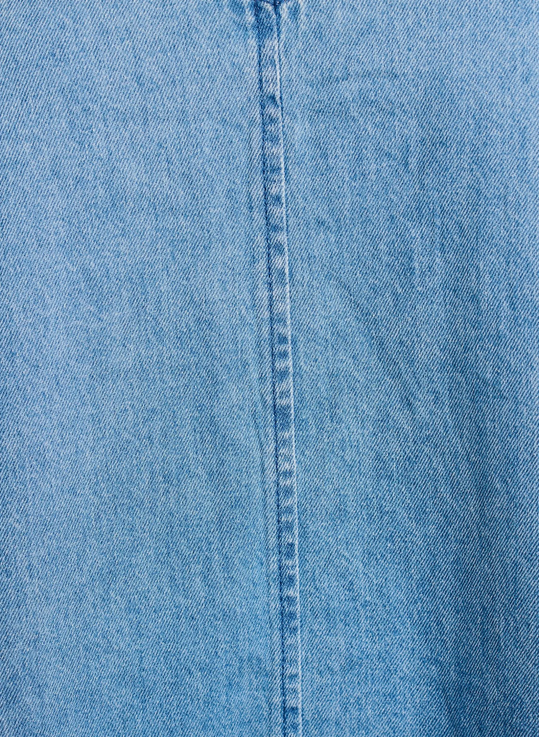 Jeans-Latzkleid mit V-Ausschnitt