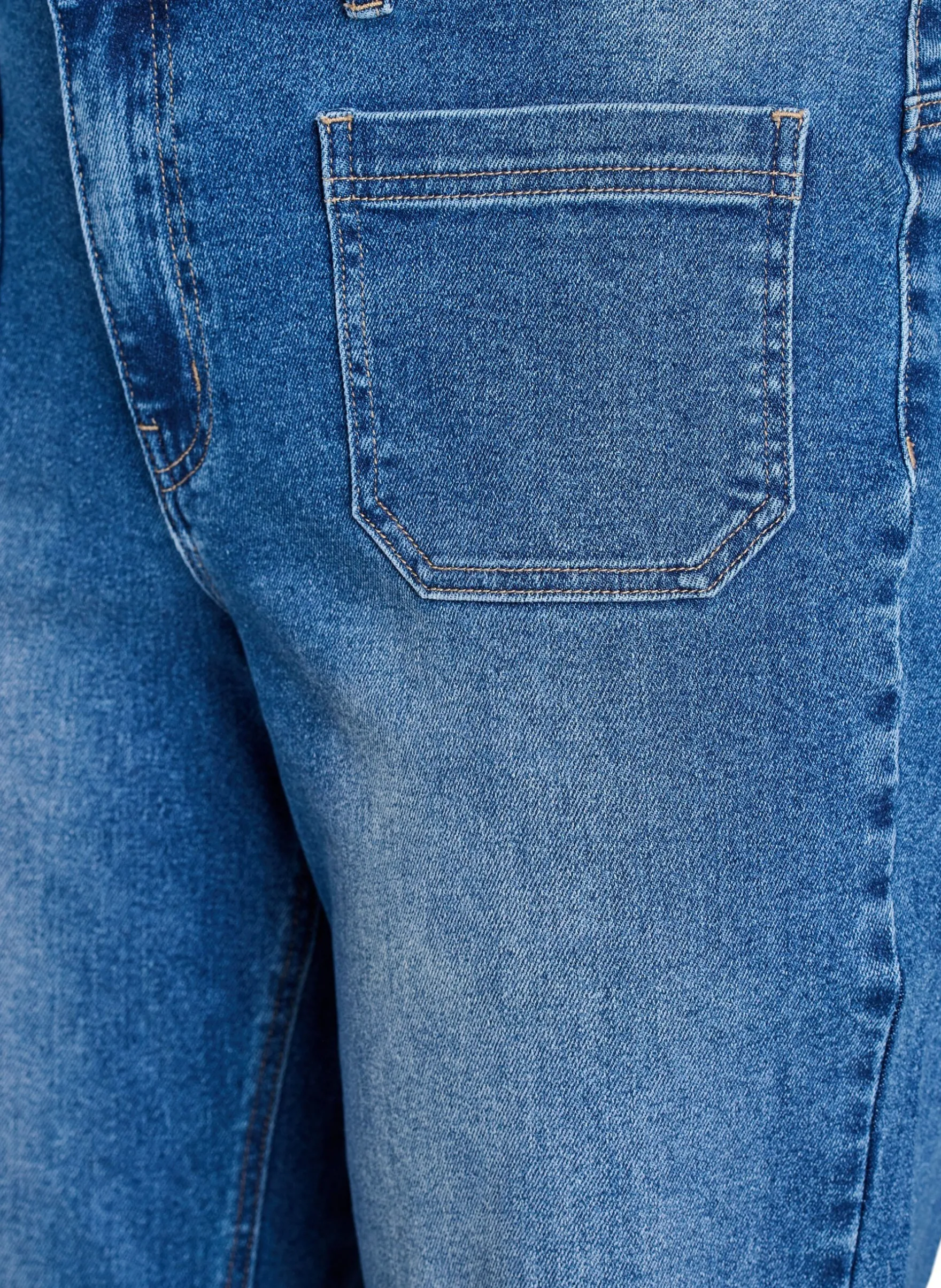 Jeans mit Vordertaschen und geraden Beinen