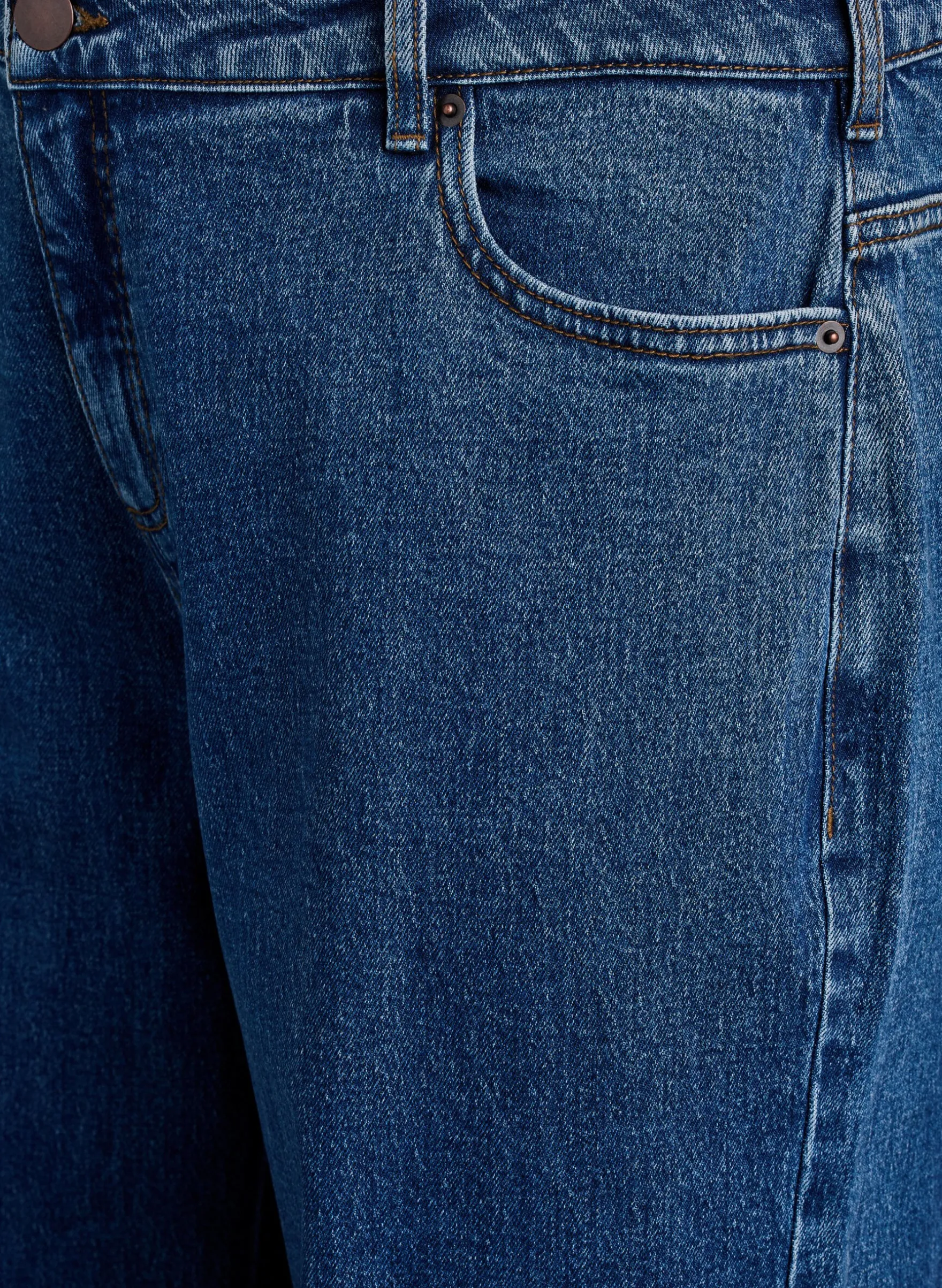 Jeans mit weitem Bein und hohem Bund